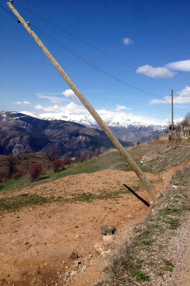 Gümüşhane’de rüzgar elektrik direklerini kağıt gibi ezdi 2