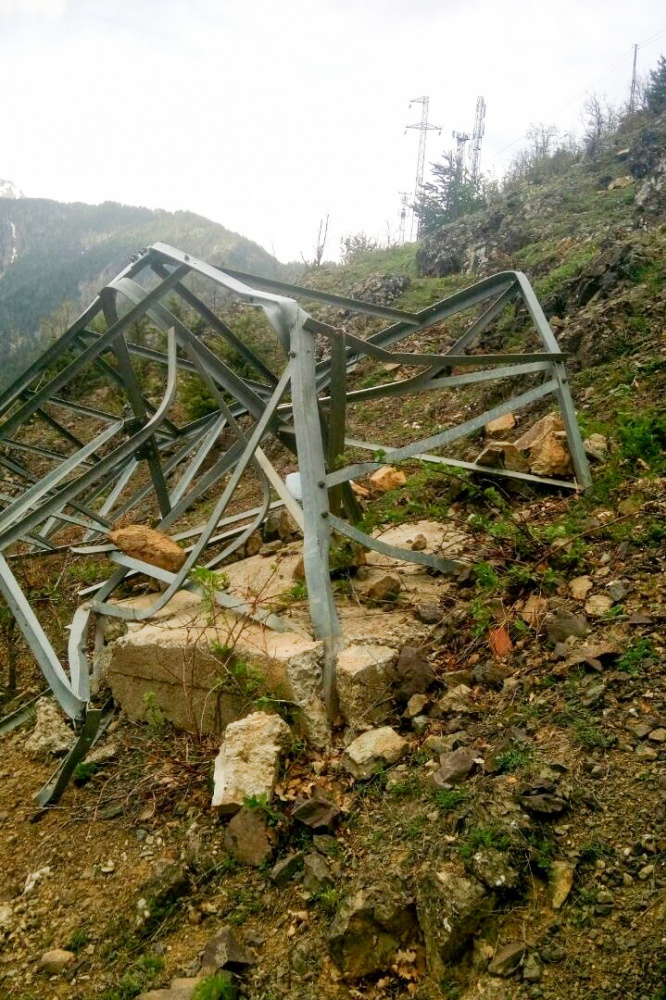 Gümüşhane’de rüzgar elektrik direklerini kağıt gibi ezdi 5