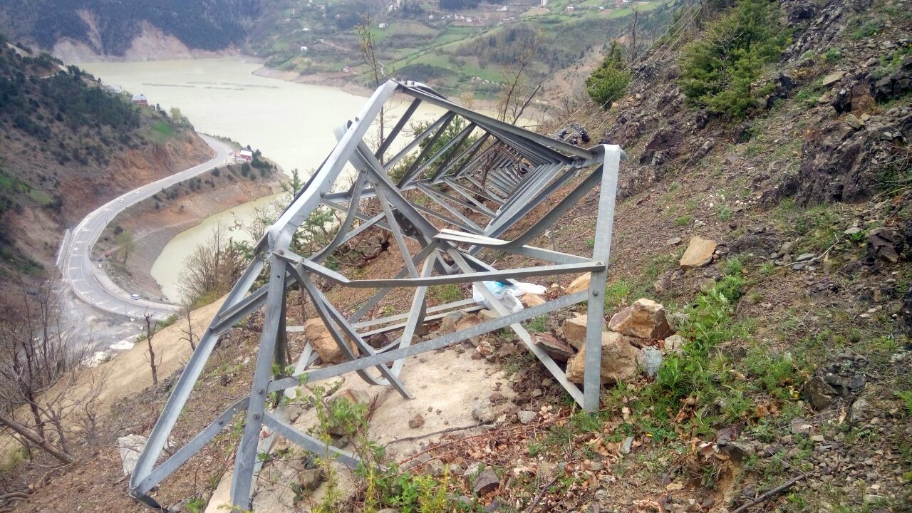 Gümüşhane’de rüzgar elektrik direklerini kağıt gibi ezdi 4
