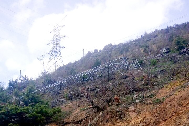 Gümüşhane’de rüzgar elektrik direklerini kağıt gibi ezdi 1