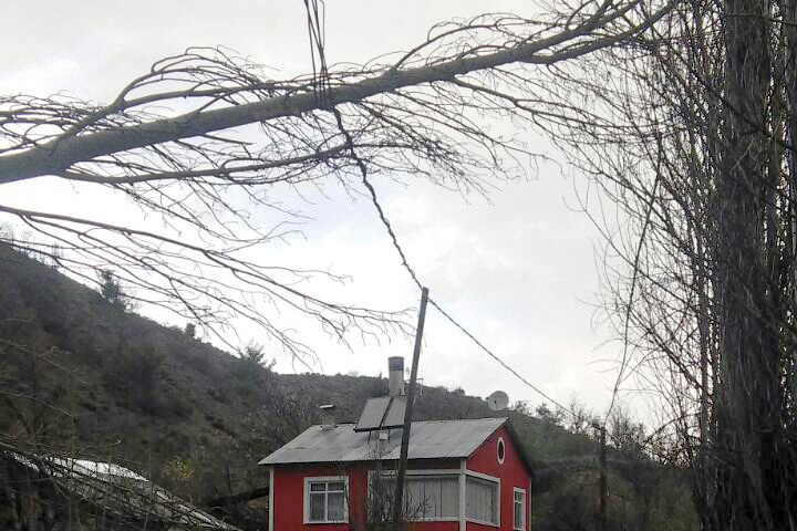 Gümüşhane’de rüzgar elektrik direklerini kağıt gibi ezdi 7