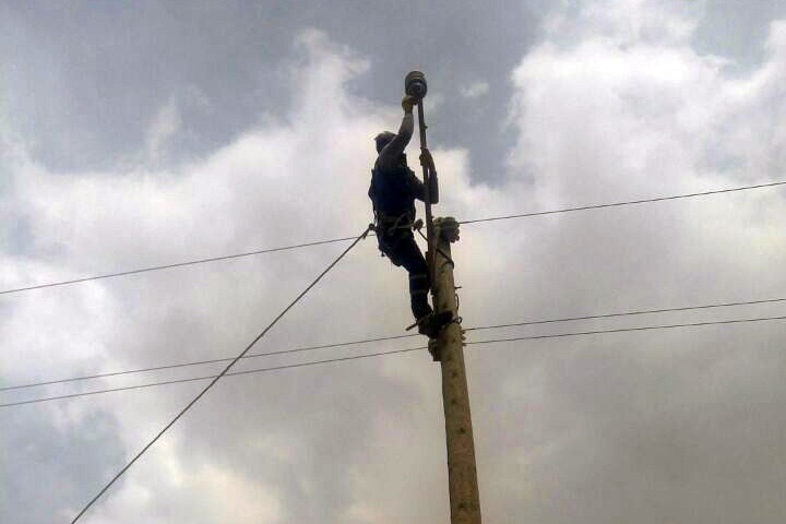 Gümüşhane’de rüzgar elektrik direklerini kağıt gibi ezdi 8