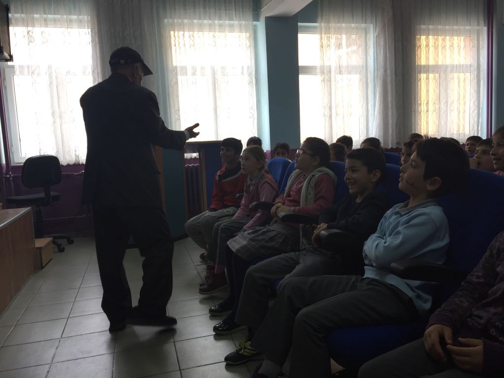 Yazar Cumhur Turan, Yusuf Çiftçioğlu İlkokulunda öğrencilerle buluştu 9