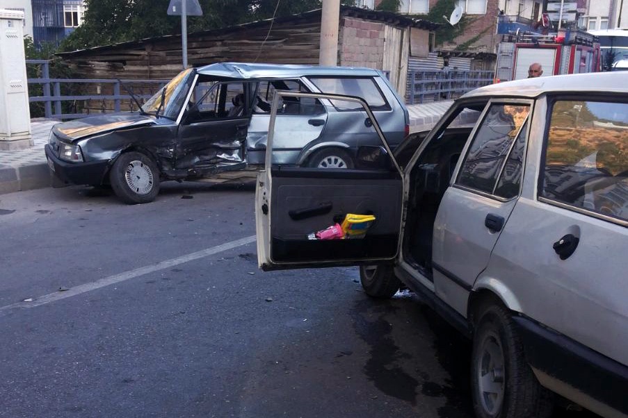 Aynı noktada 2 saatte 2 kaza 1