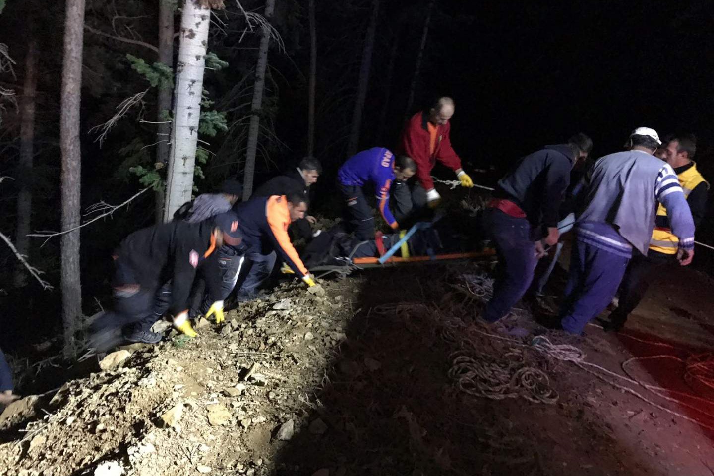 Ormanda yuvarlanan vatandaş operasyonla kurtarıldı 2