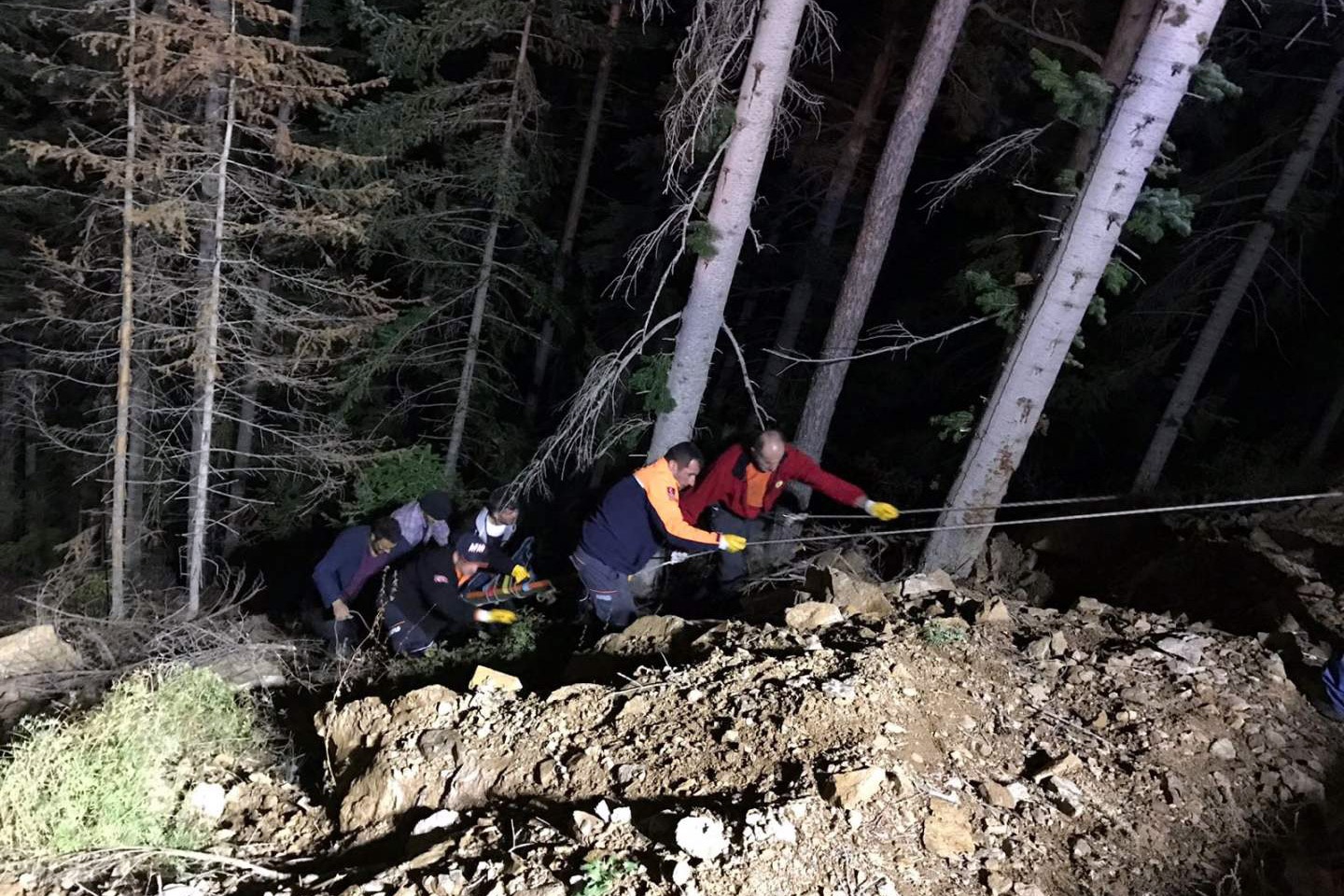 Ormanda yuvarlanan vatandaş operasyonla kurtarıldı 4