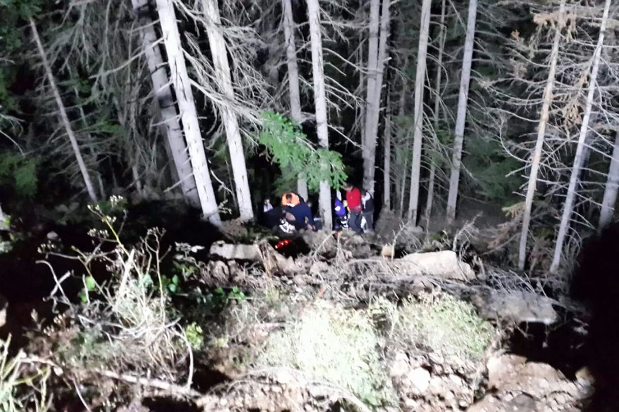 Ormanda yuvarlanan vatandaş operasyonla kurtarıldı 1