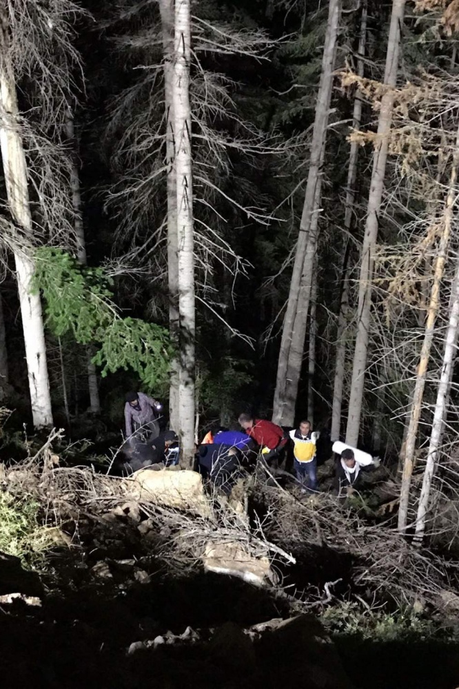 Ormanda yuvarlanan vatandaş operasyonla kurtarıldı 3