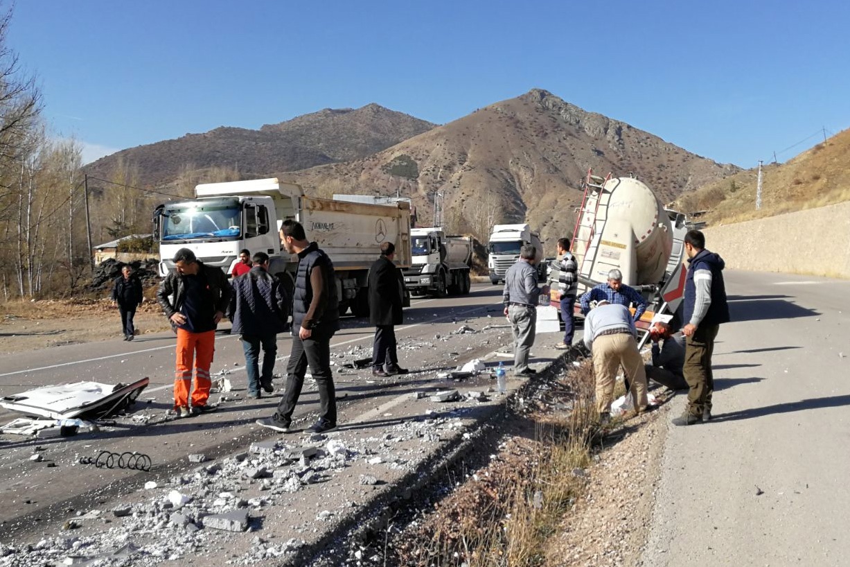 Gümüşhane-Bayburt karayolunda TIR’lar çaprıştı: 1 yaralı 8