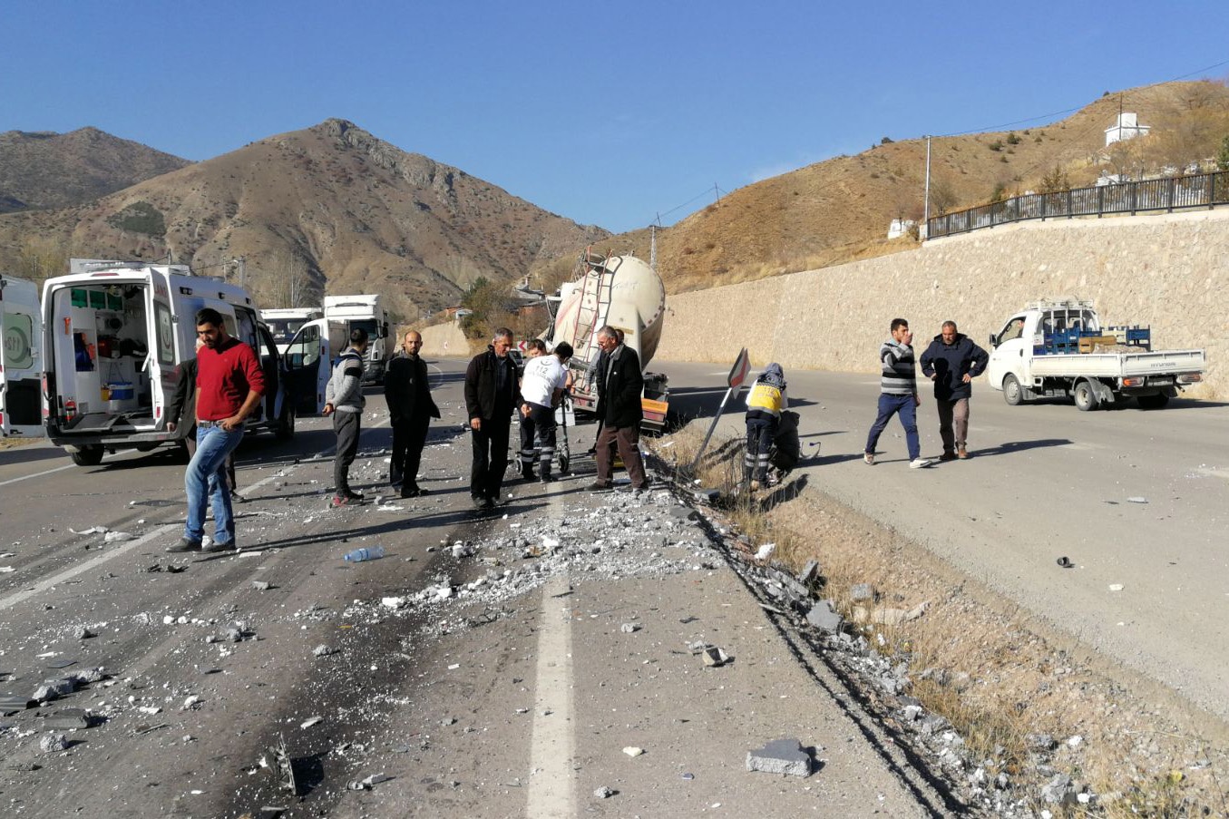 Gümüşhane-Bayburt karayolunda TIR’lar çaprıştı: 1 yaralı 7