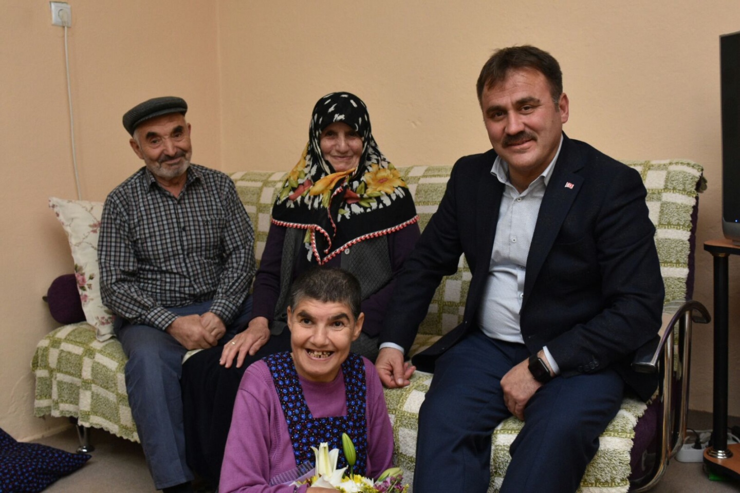 Başkan Çimen, engellileri evlerinde ziyaret etti 6