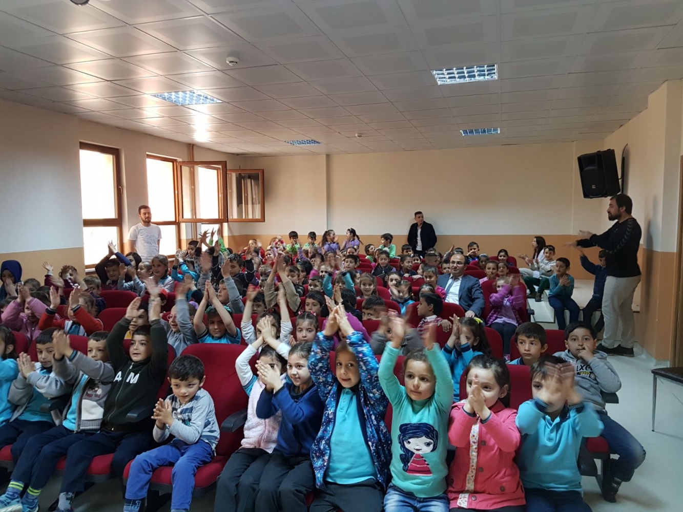 Torul’da ki tüm öğrenciler tiyatro izleyecek 7