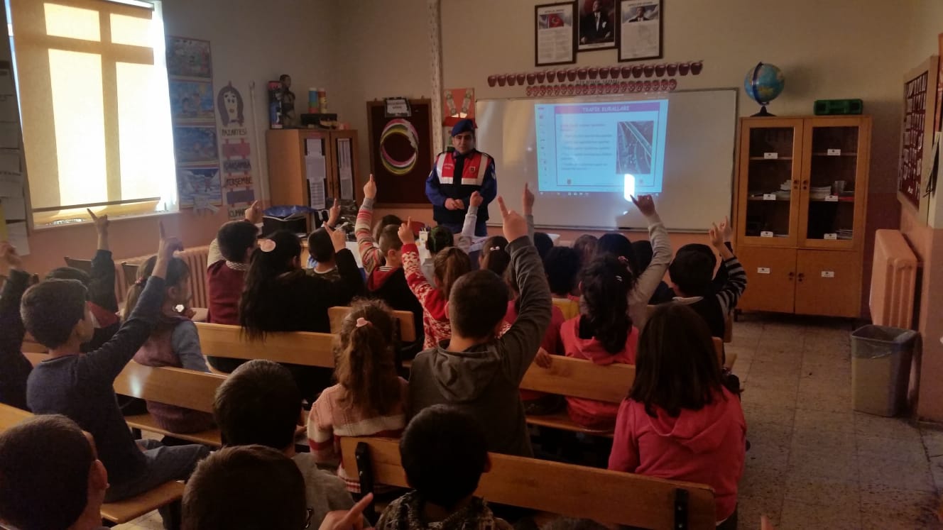 Jandarma bilgilendirme çalışmalarına devam ediyor 5