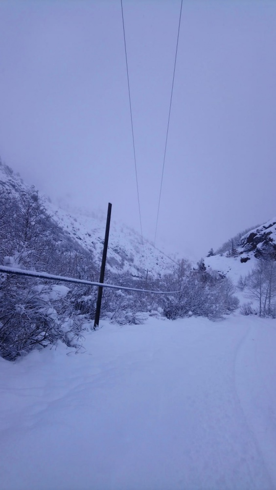 ÇORUH EDAŞ ekipleri zorlu hava şartlarında görev yapıyor 1