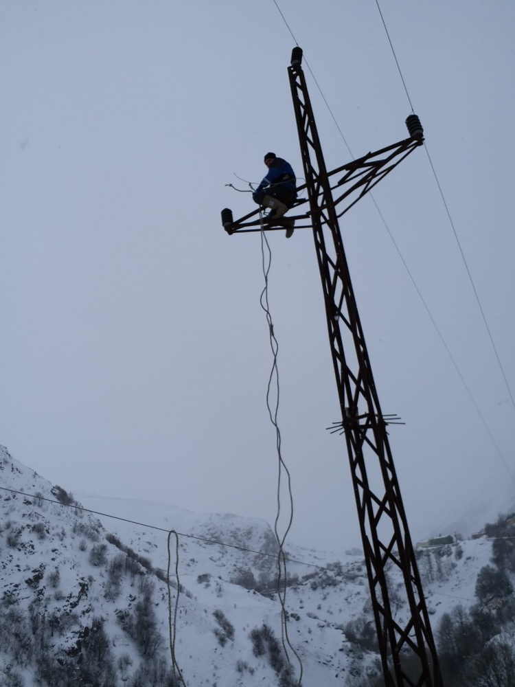 ÇORUH EDAŞ ekipleri zorlu hava şartlarında görev yapıyor 7