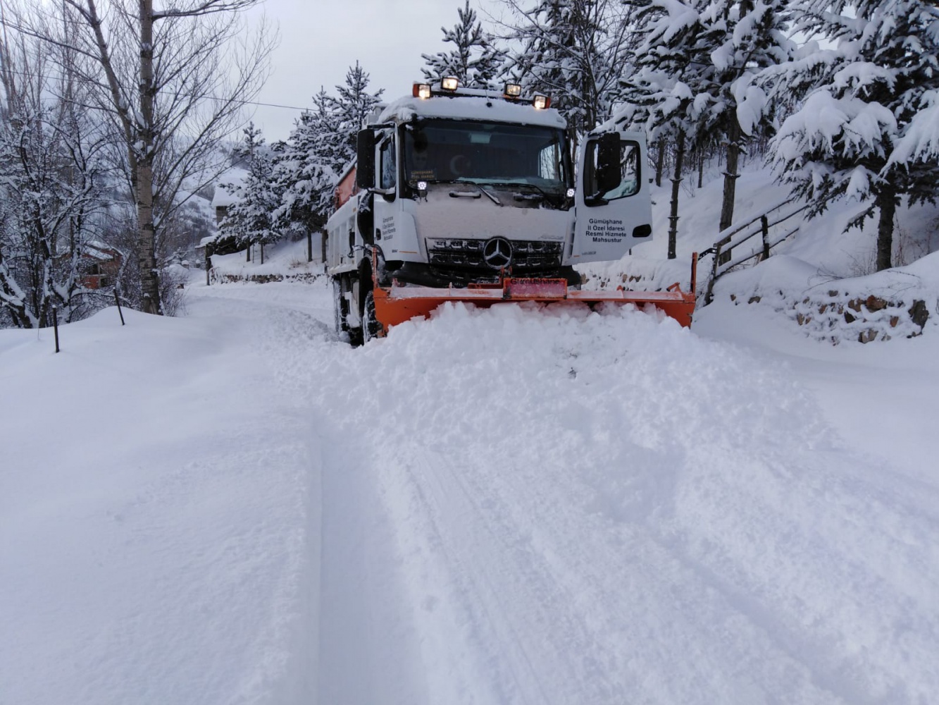 Gümüşhane’de kapanan köy yollarının yüzde 73’ü 12 saatte açıldı 7