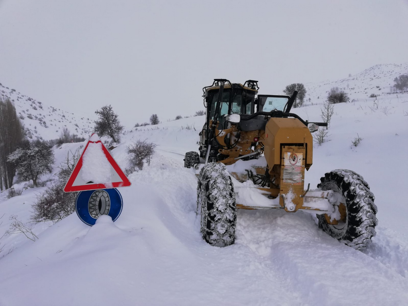 Gümüşhane’de kapanan köy yollarının yüzde 73’ü 12 saatte açıldı 3