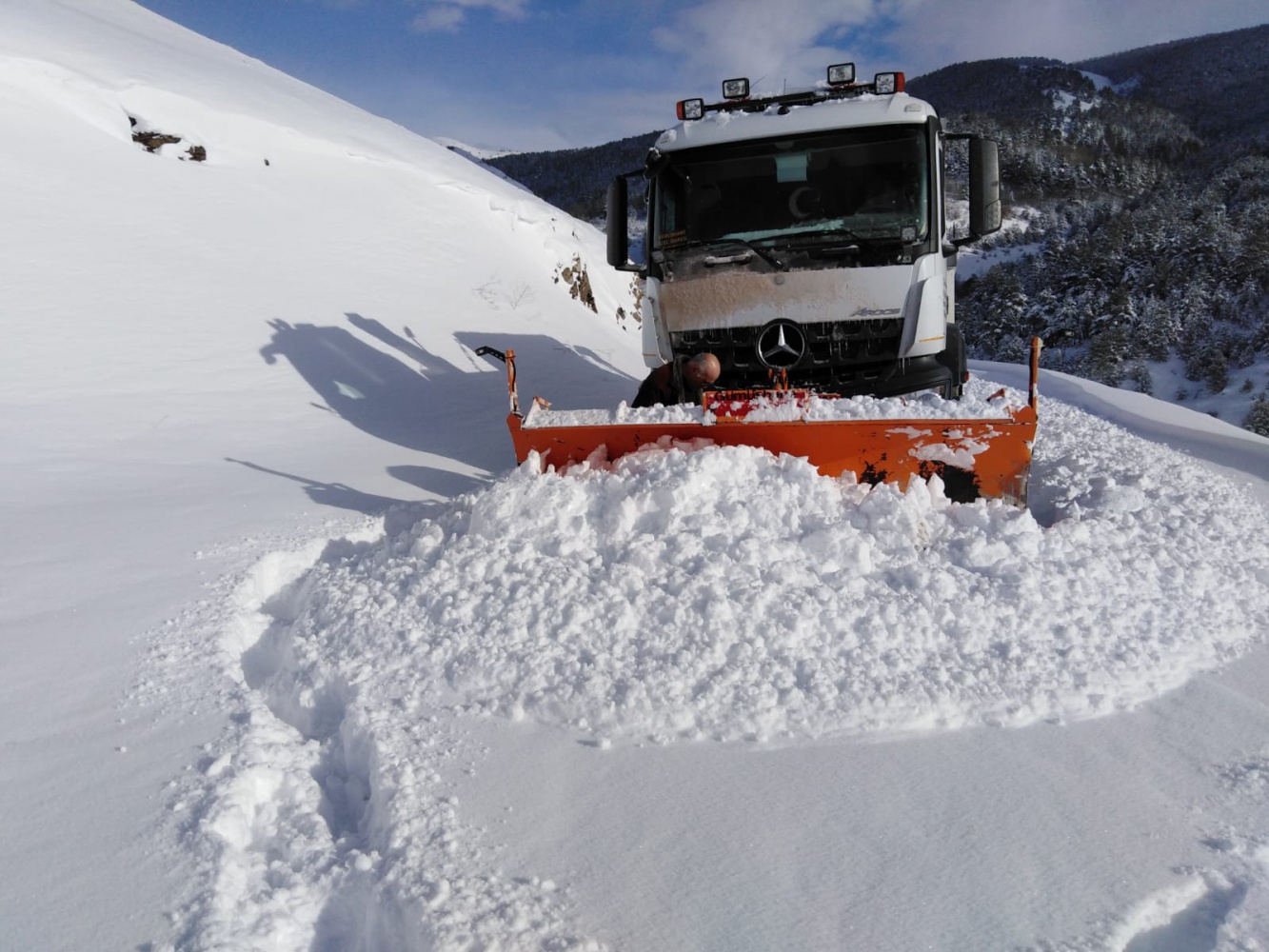 Gümüşhane’de kapanan köy yollarının yüzde 73’ü 12 saatte açıldı 10