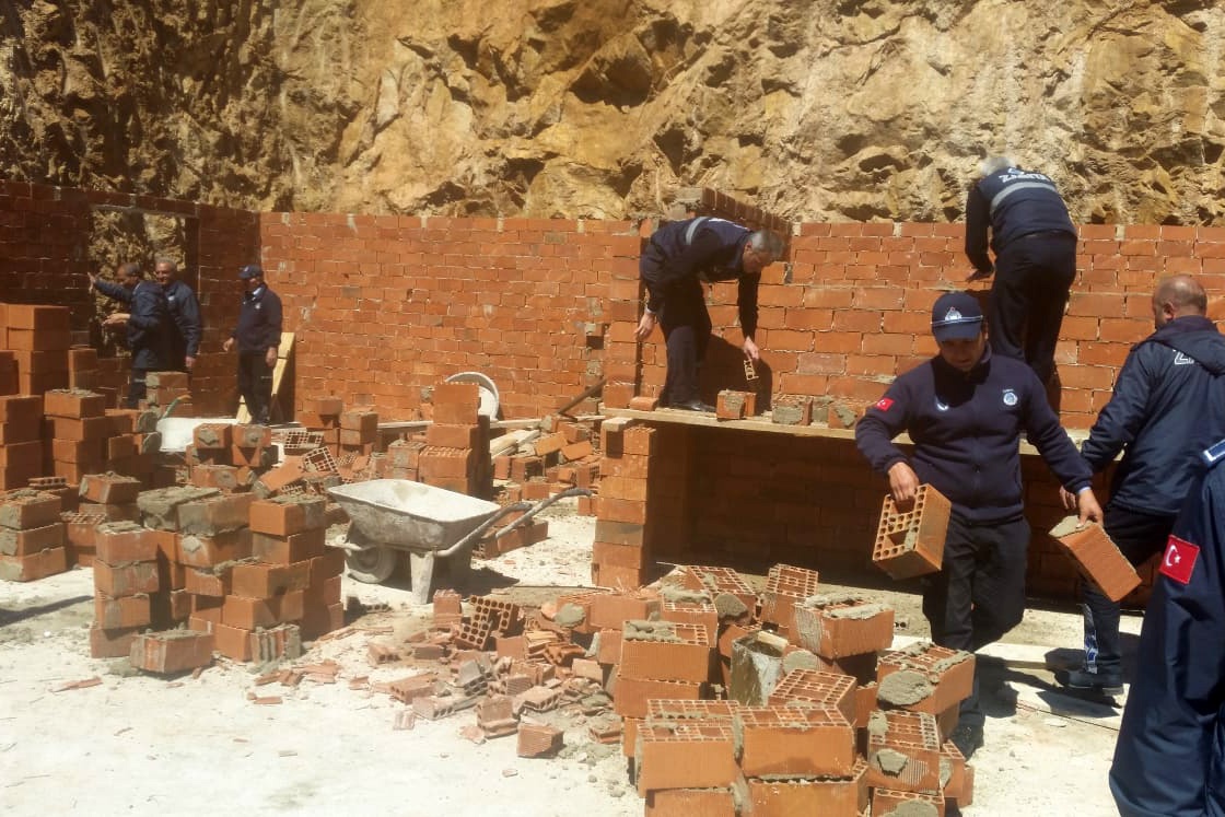 Gümüşhane Belediyesi kaçak yapıyı yıktı 2