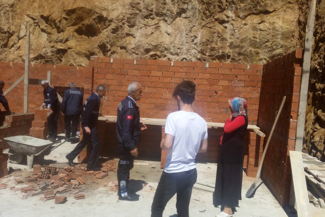 Gümüşhane Belediyesi kaçak yapıyı yıktı 5