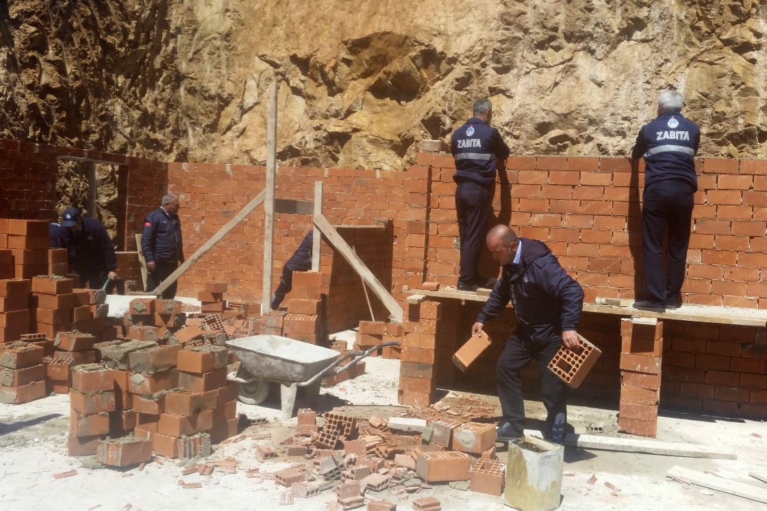 Gümüşhane Belediyesi kaçak yapıyı yıktı 3