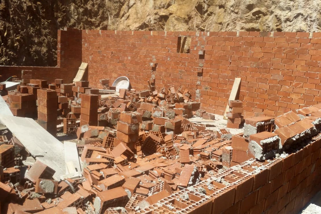 Gümüşhane Belediyesi kaçak yapıyı yıktı 4