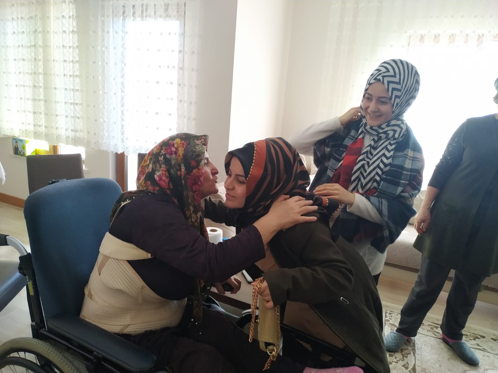 KYK’lı öğrenciler engelli vatandaşlar için el ele verdi 3