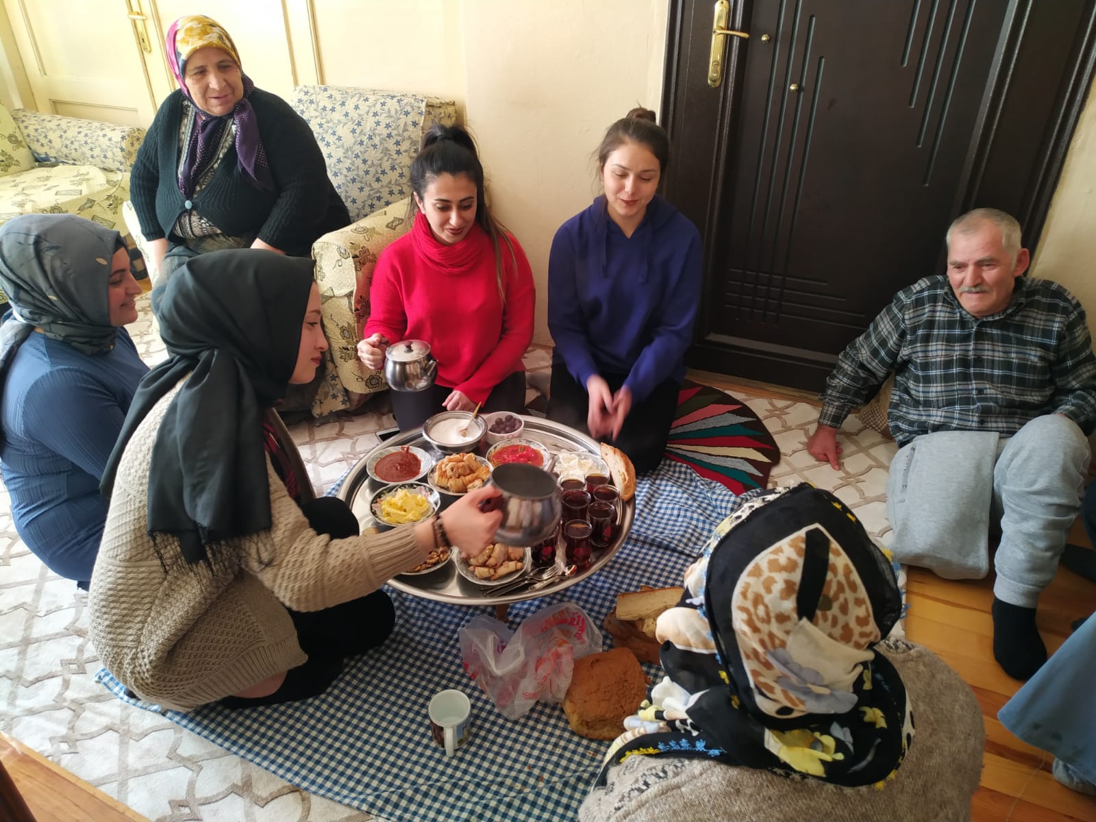 KYK’lı öğrenciler engelli vatandaşlar için el ele verdi 6