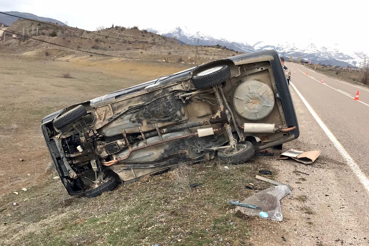 Gümüşhane’de otomobil kontrolden çıktı: 9 yaralı 3