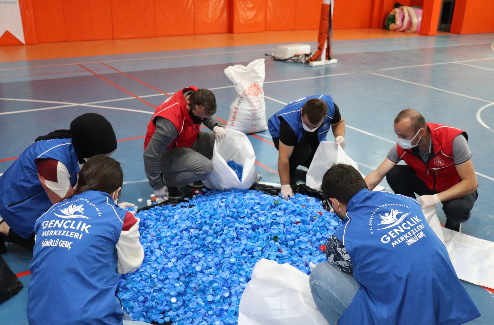 Gençlik Merkezi gönüllülerinden mavi kapak seferberliği 3