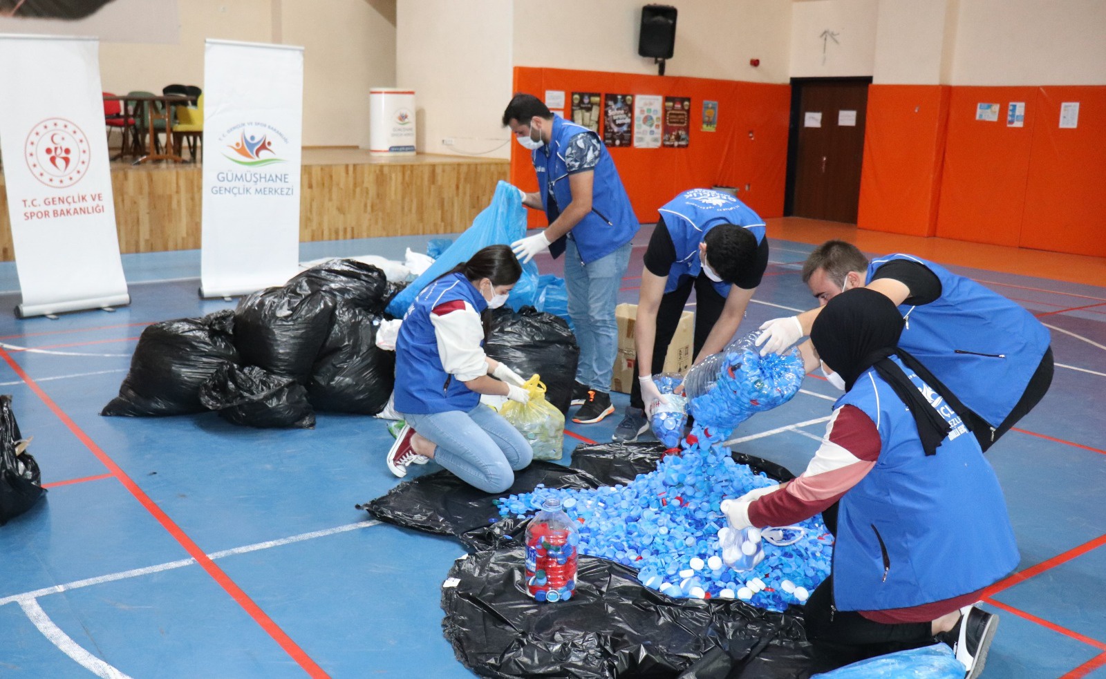 Gençlik Merkezi gönüllülerinden mavi kapak seferberliği 4