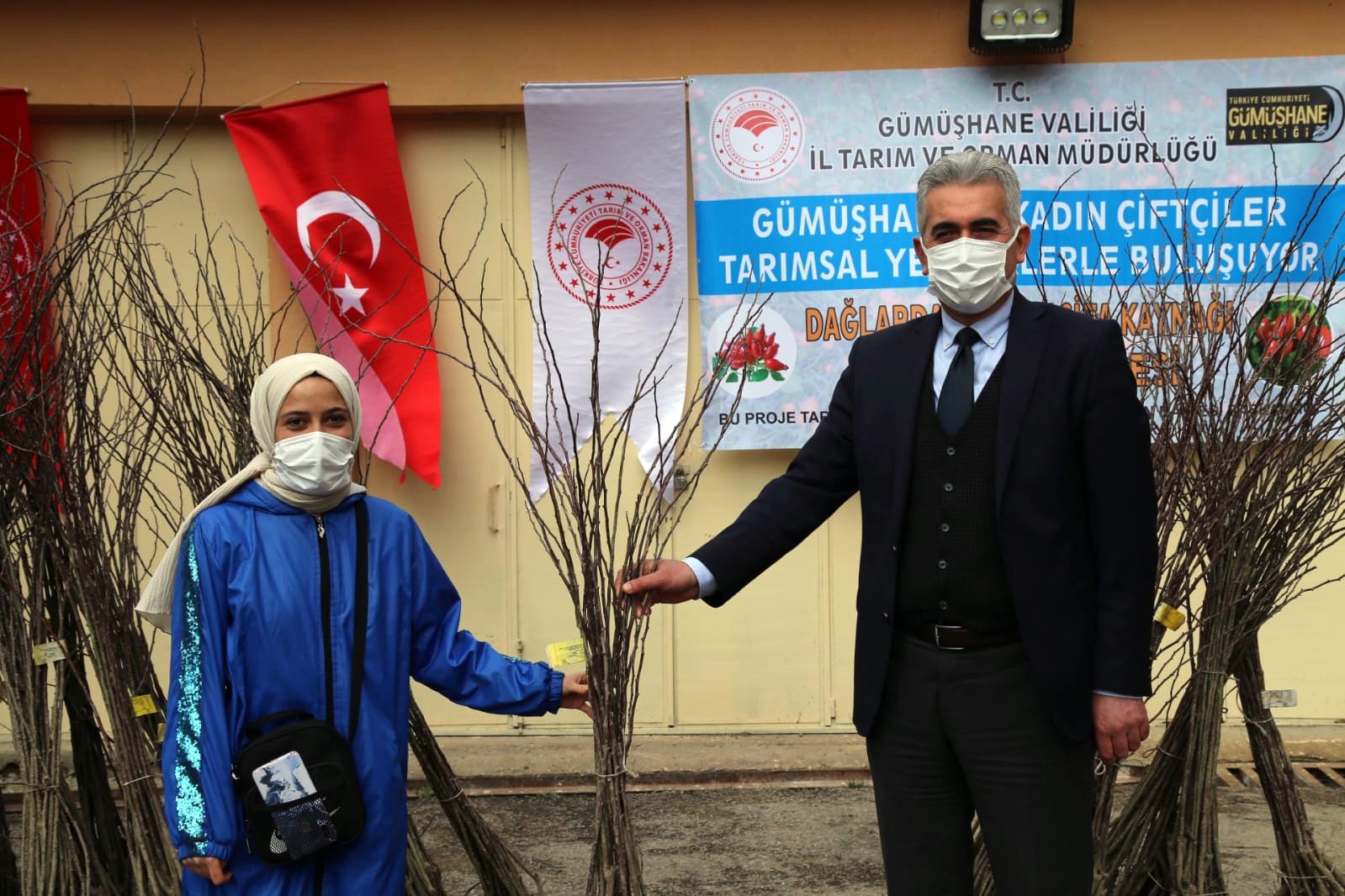 Gümüşhane’de kadın çiftçilere dikensiz kuşburnu fidanı dağıtıldı 2