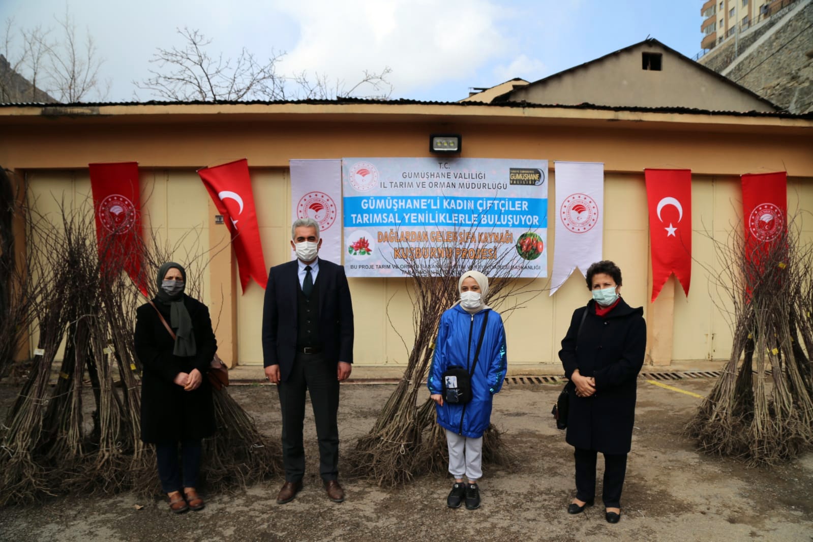 Gümüşhane’de kadın çiftçilere dikensiz kuşburnu fidanı dağıtıldı 4