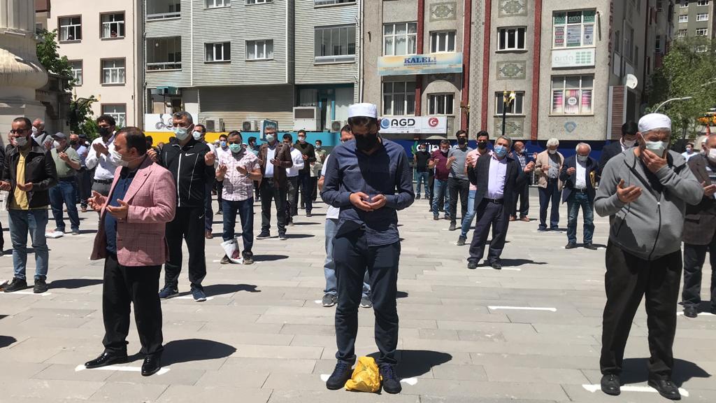 Filistin'deki şehitler için gıyabi cenaze namazı kılındı 3