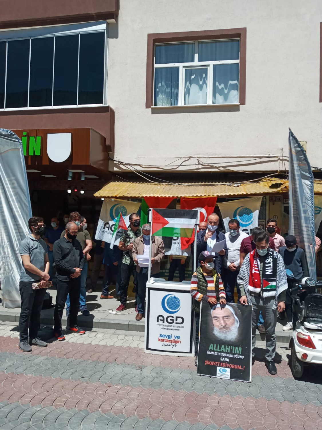 Filistin'deki şehitler için gıyabi cenaze namazı kılındı 4