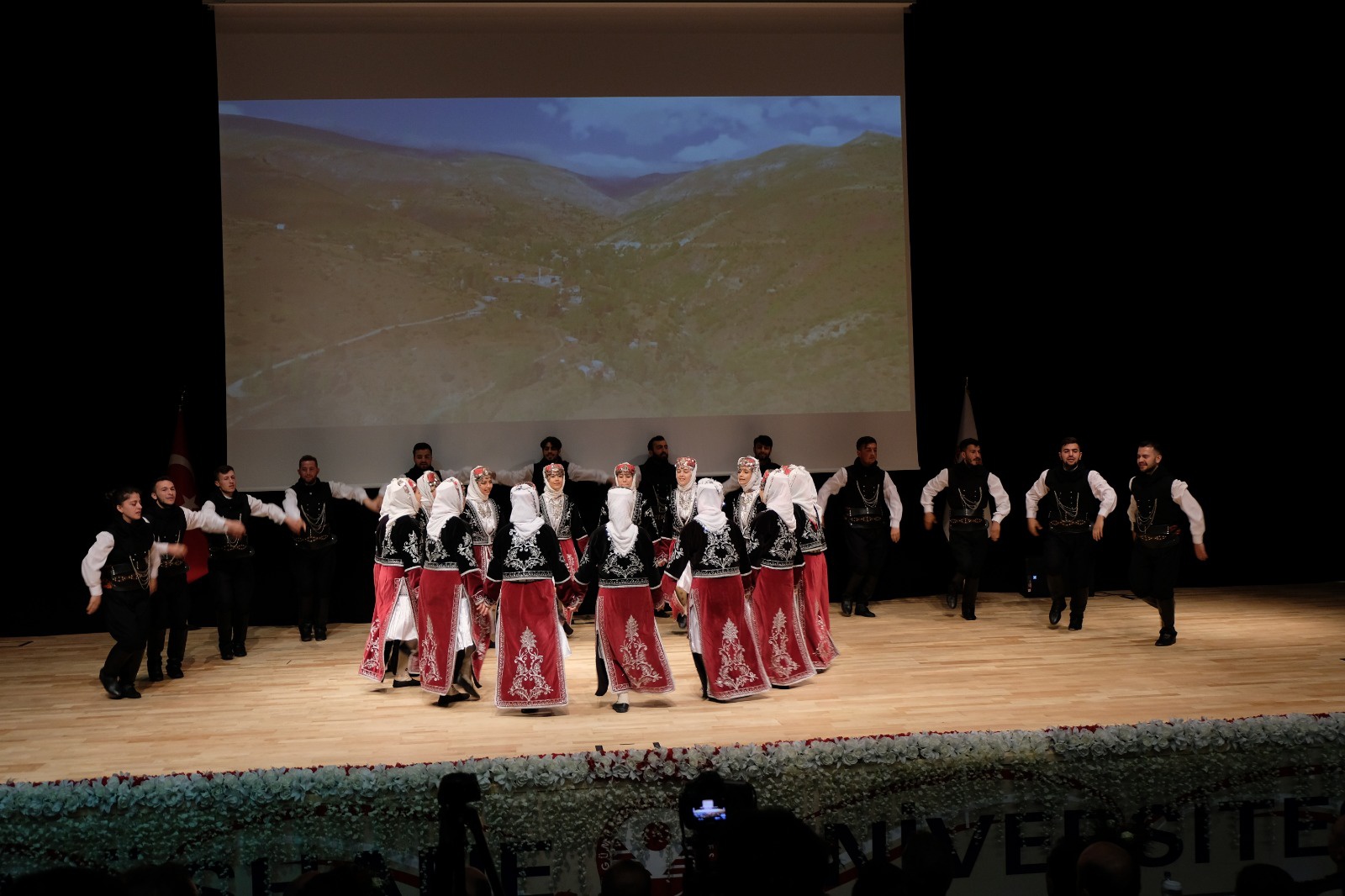 GÜ’de mezuniyet töreni düzenlendi 3