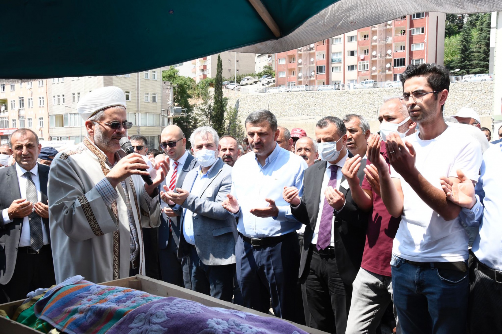 Yiğit son yolcuğuna uğurlandı 14