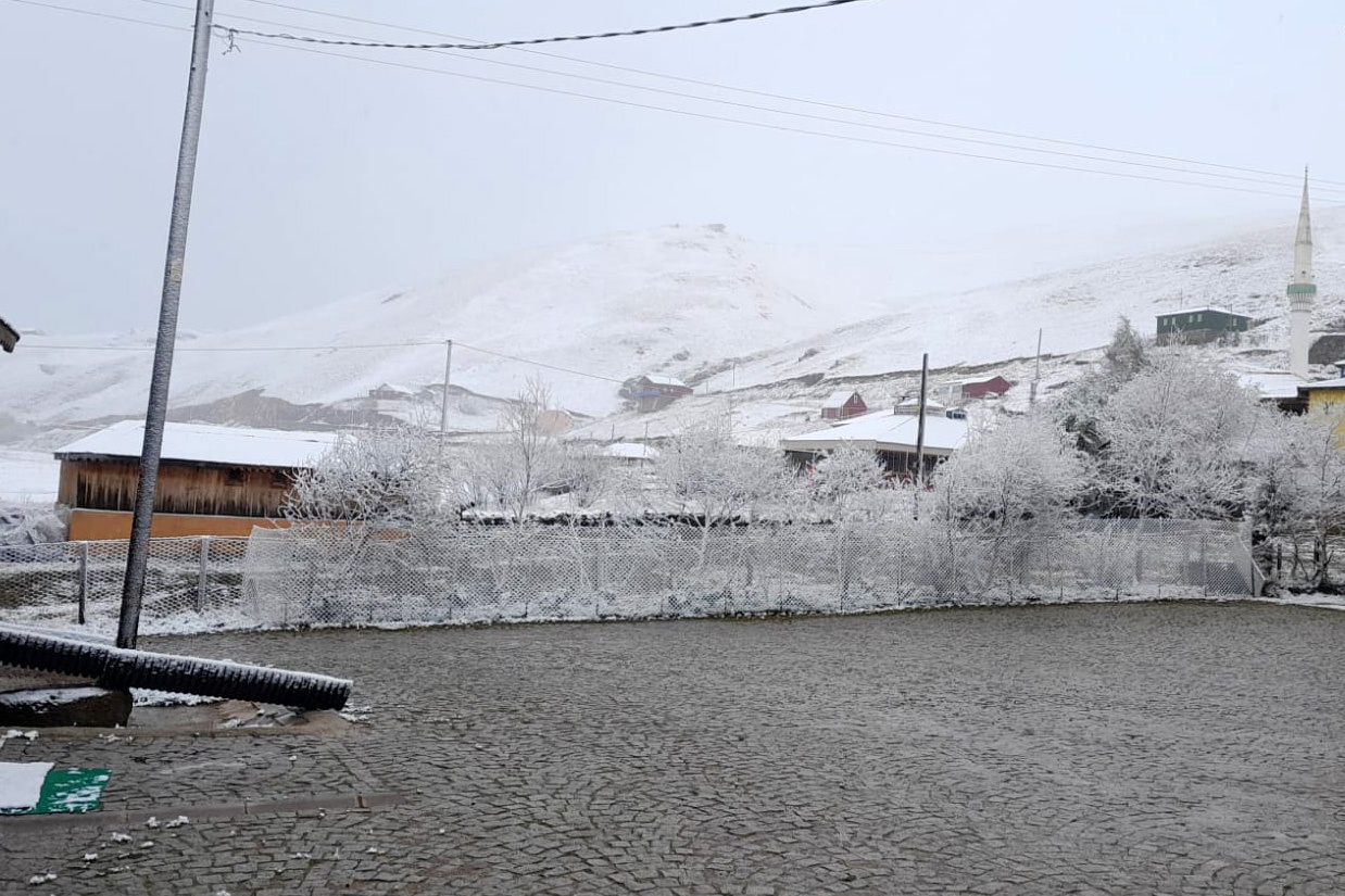Gümüşhane’nin yükseklerinde kar yağışı 3