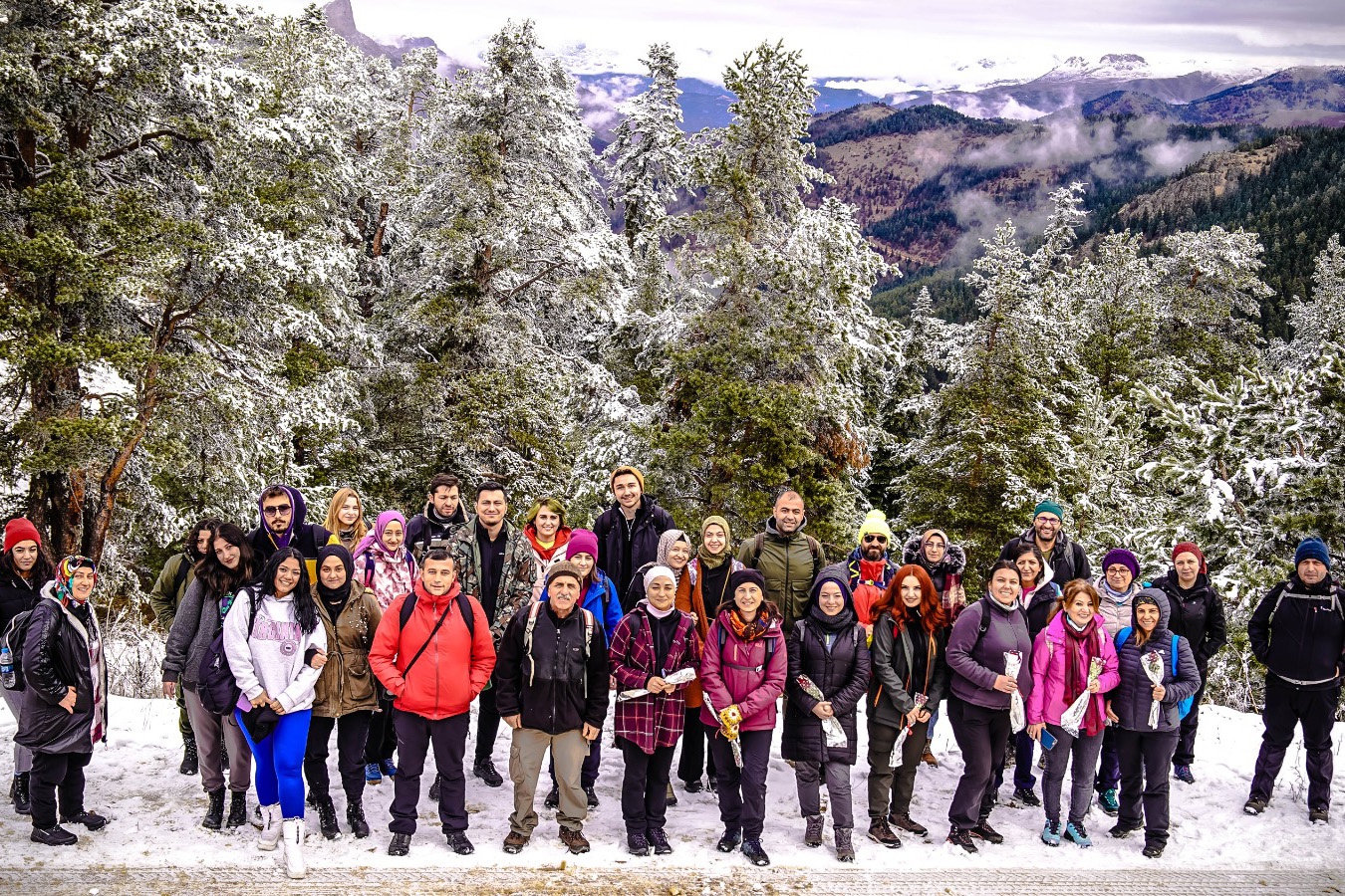 Gümüşhaneli dağcılardan öğretmenlere zirvede sürpriz kutlama 8