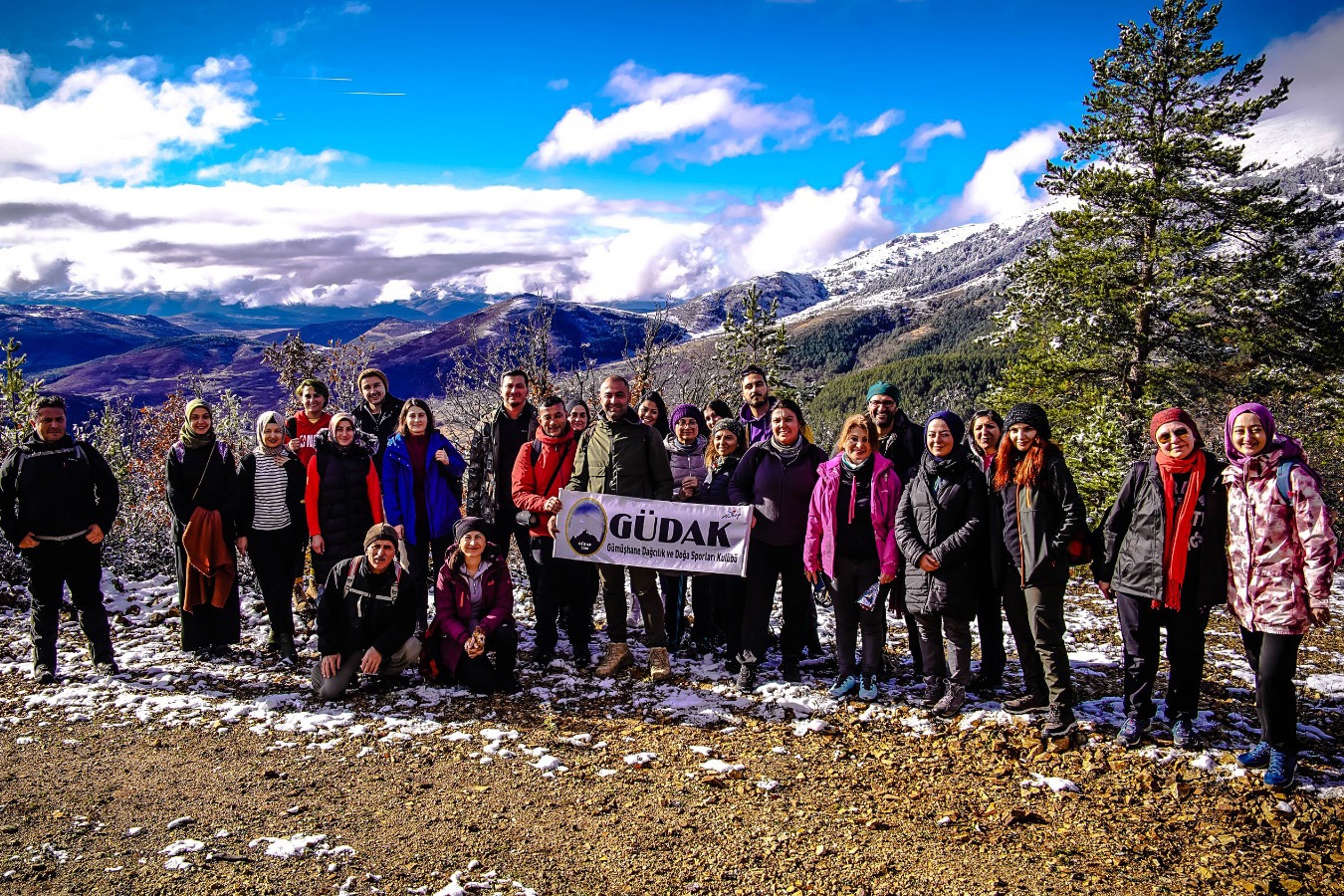 Gümüşhaneli dağcılardan öğretmenlere zirvede sürpriz kutlama 9