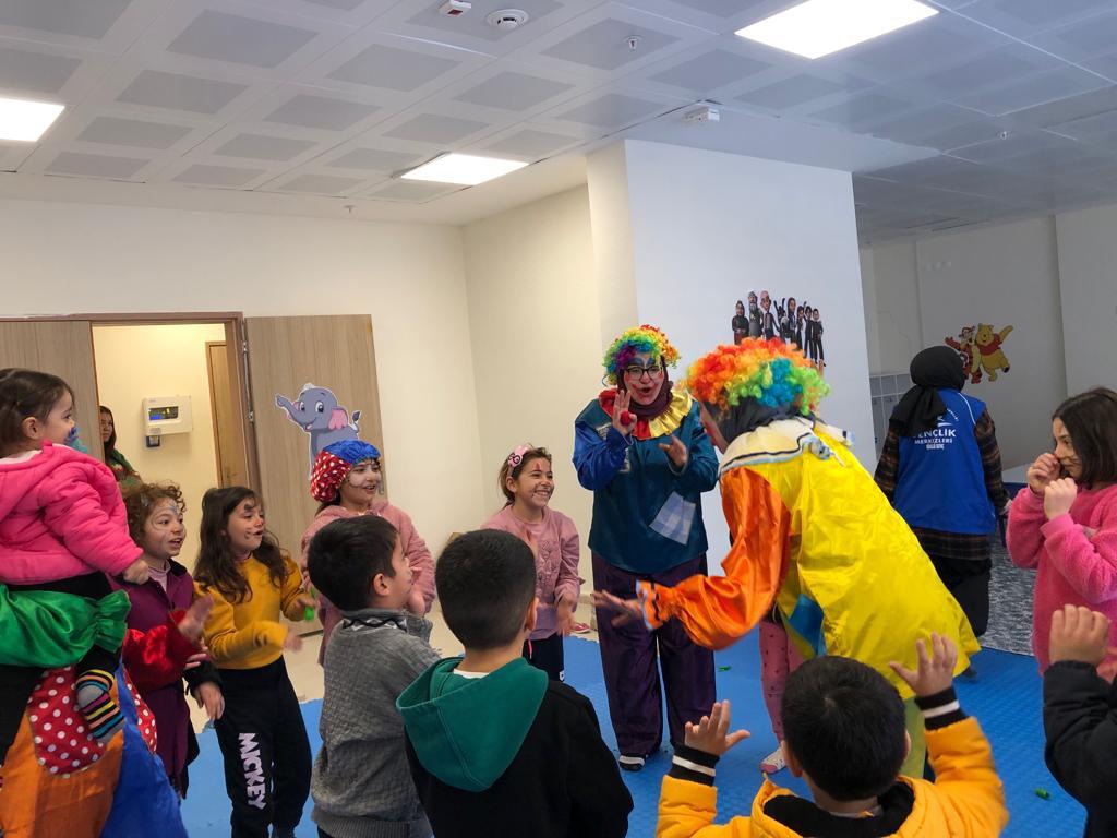 Gençlik Merkezi’nin gönüllü gençleri depremzede çocukları unutmadı 6