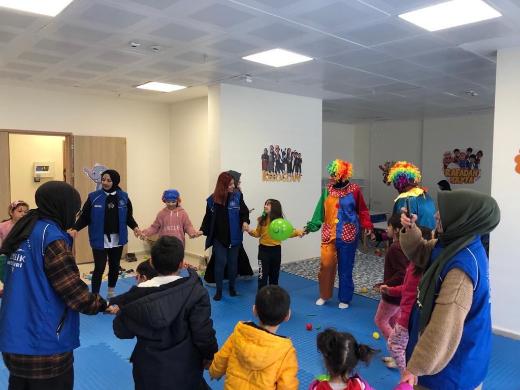 Gençlik Merkezi’nin gönüllü gençleri depremzede çocukları unutmadı 1