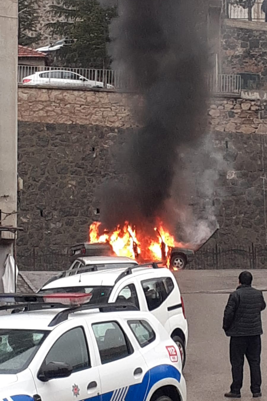 Gümüşhane’de park halindeki LPG’li otomobil yandı 1