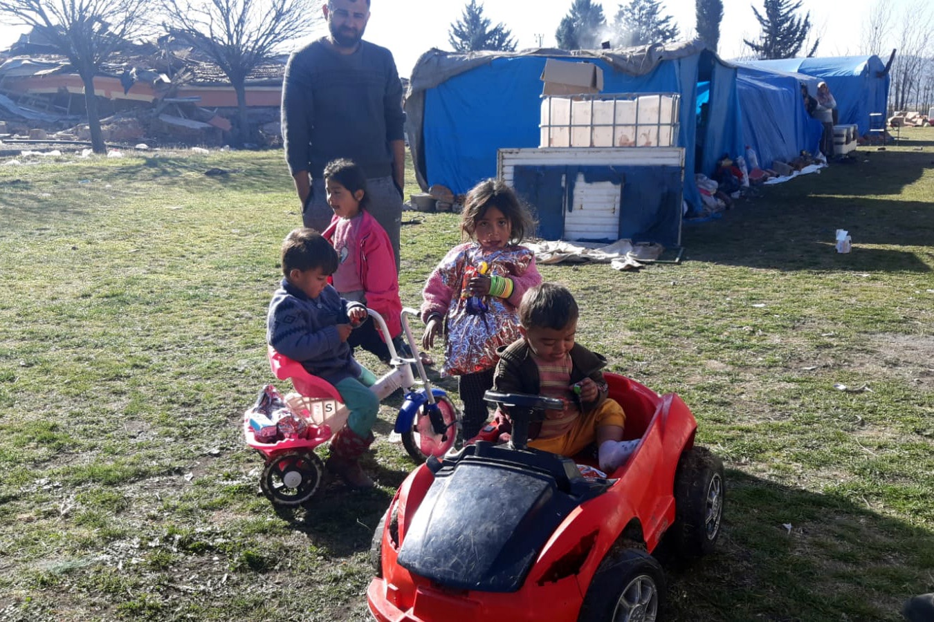 Sağlık çalışanları depremzede çocukları sevindirdi 2