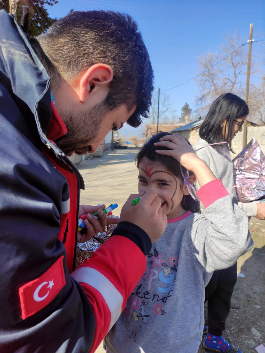 Sağlık çalışanları depremzede çocukları sevindirdi 16