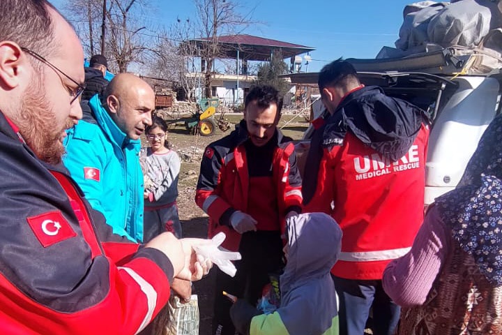 Sağlık çalışanları depremzede çocukları sevindirdi 1