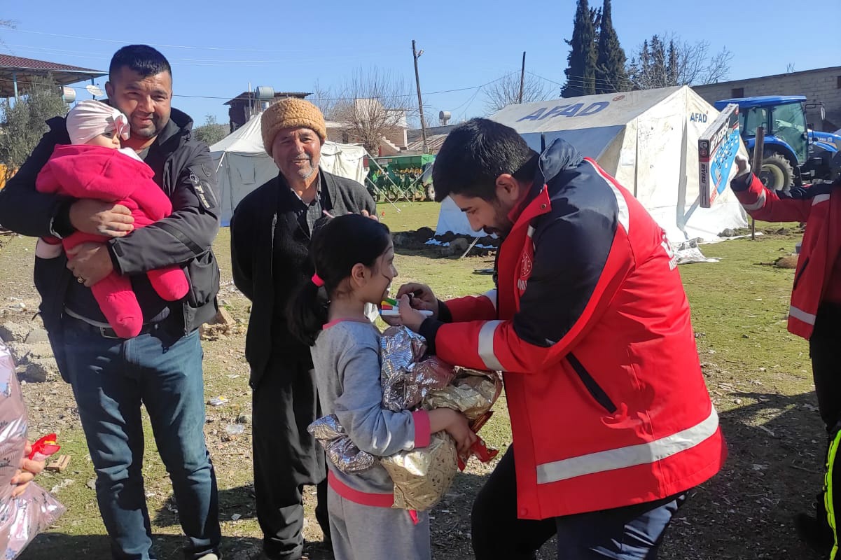 Sağlık çalışanları depremzede çocukları sevindirdi 3
