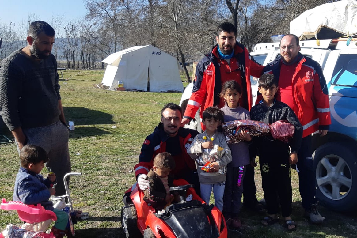 Sağlık çalışanları depremzede çocukları sevindirdi 6