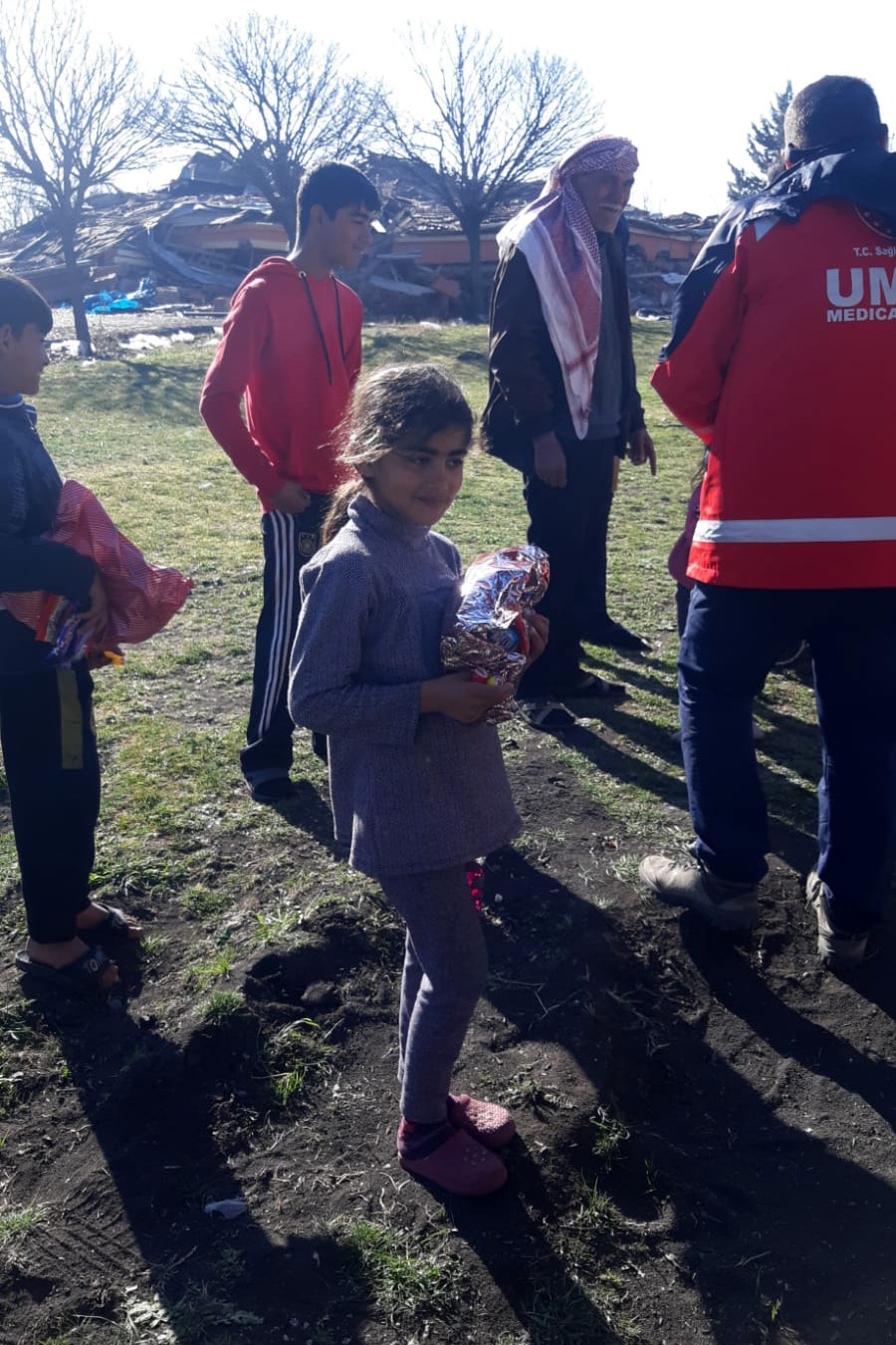 Sağlık çalışanları depremzede çocukları sevindirdi 5