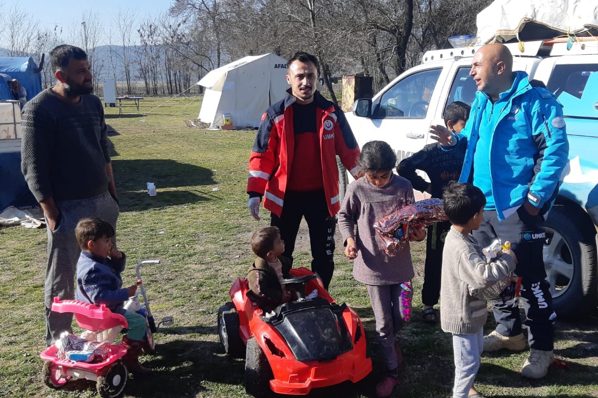 Sağlık çalışanları depremzede çocukları sevindirdi 4